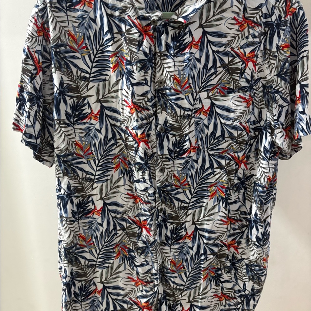 Free Planet Men's Short-Sleeve Tropical Button-Down Shirt Red and White